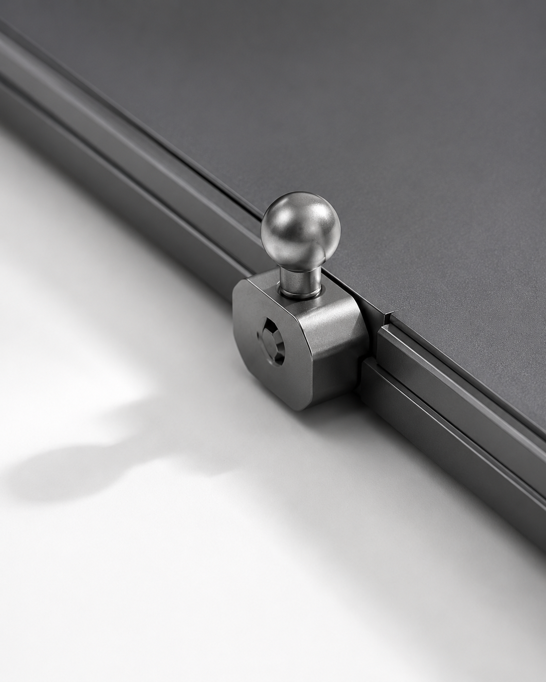 ZYLO K1 Hinge Detail